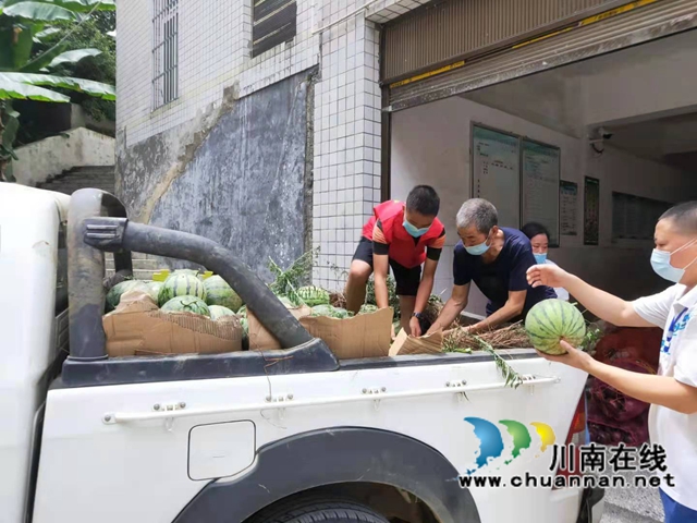 古蔺县皇华镇:爱心驰援,共抗风雨(图3) 古蔺县皇华镇:爱心驰援,共抗风雨(图3)
