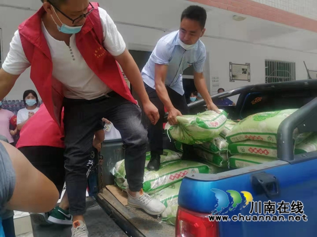 古蔺县皇华镇:爱心驰援,共抗风雨(图12) 古蔺县皇华镇:爱心驰援,共抗风雨(图12)