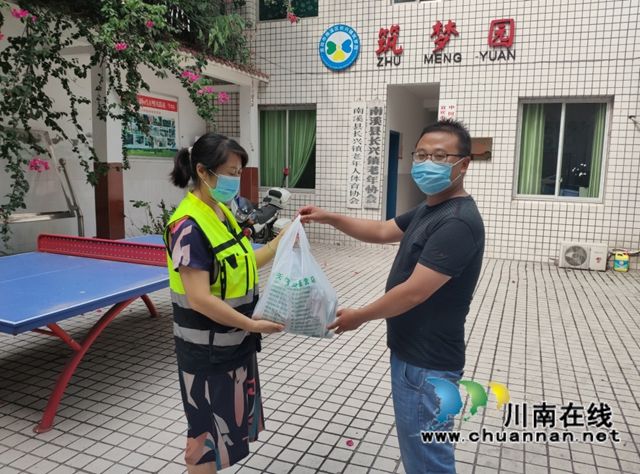 宜宾南溪区长兴镇：炎炎夏日送清凉 浓浓关怀暖人心(图3)
