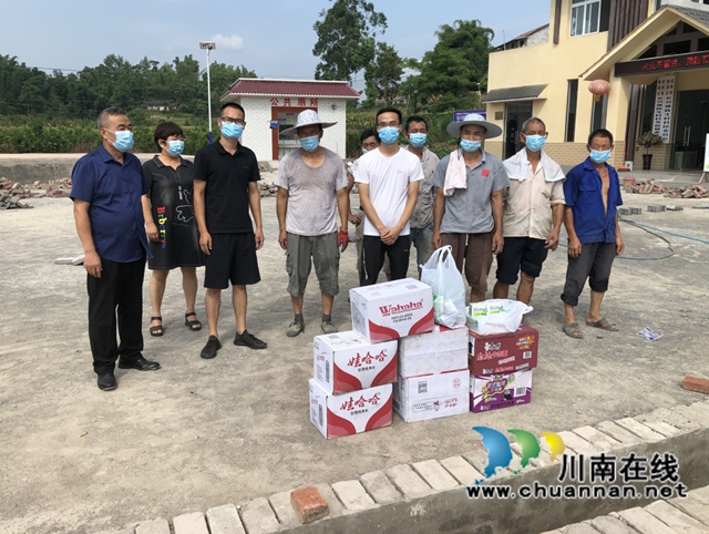 宜宾南溪区长兴镇：炎炎夏日送清凉 浓浓关怀暖人心(图1)