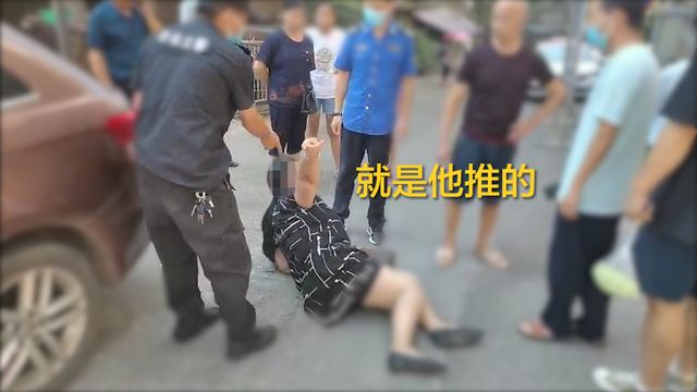 泸州大妈不配合防疫工作，倒地耍赖！(图1)