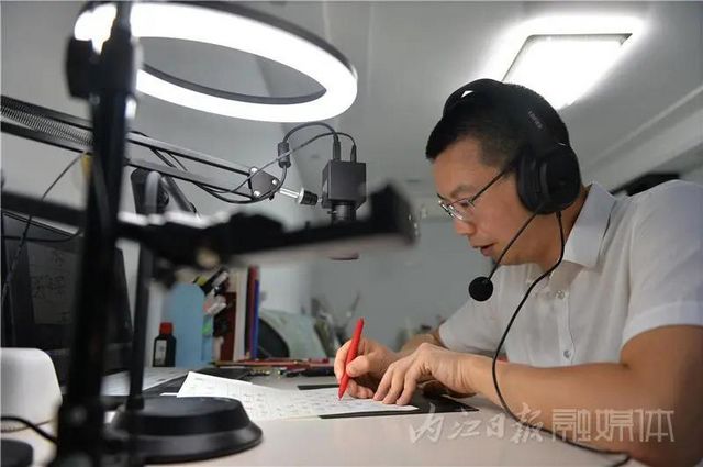厉害了！内江硬笔书法达人一年多“吸粉”18万人(图1)
