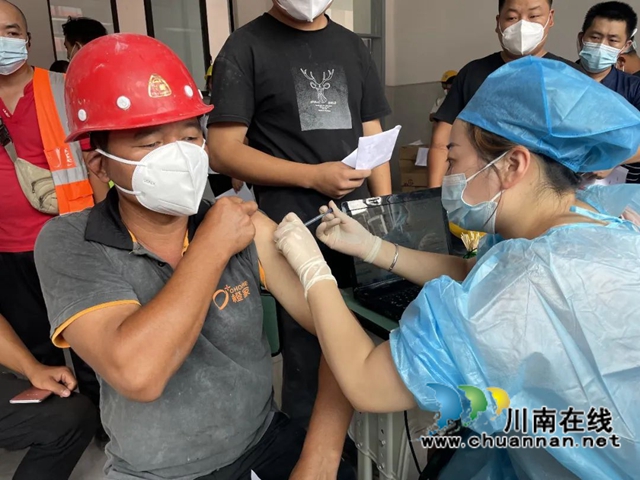 龙马潭区鱼塘街道：疫苗接种走进龙马高中，共筑工地人群免疫屏障(图1)