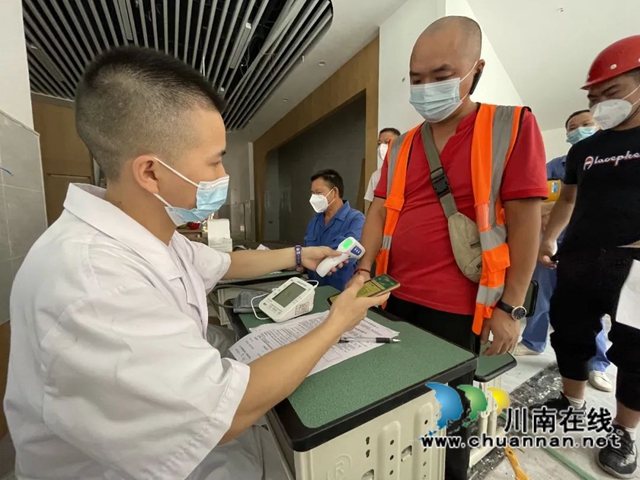 龙马潭区鱼塘街道：疫苗接种走进龙马高中，共筑工地人群免疫屏障(图2)