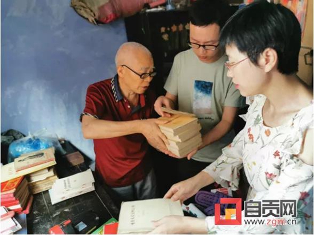 赞！自贡这位老人献出了自己的珍藏，有重要价值