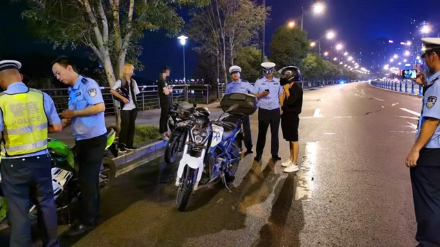 市民怒斥“鲍参子”！昨夜，内江交警兰桂大道“设伏”再捕“赛摩”(图6)