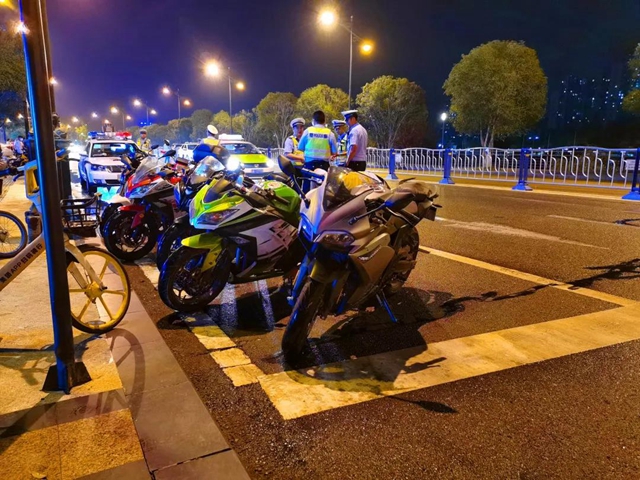 市民怒斥“鲍参子”！昨夜，内江交警兰桂大道“设伏”再捕“赛摩”(图10)