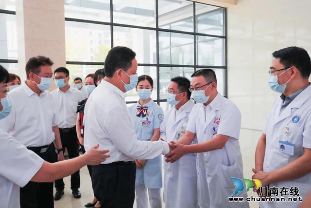 副省长杨兴平在合江县中医医院看望慰问医务工作者(图2) 副省长杨兴平在合江县中医医院看望慰问医务工作者(图2)