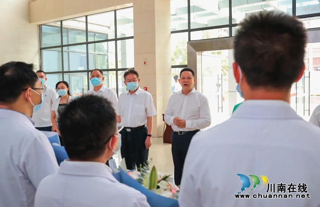 副省长杨兴平在合江县中医医院看望慰问医务工作者(图3) 副省长杨兴平在合江县中医医院看望慰问医务工作者(图3)