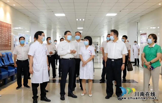 副省长杨兴平在合江县中医医院看望慰问医务工作者(图4) 副省长杨兴平在合江县中医医院看望慰问医务工作者(图4)