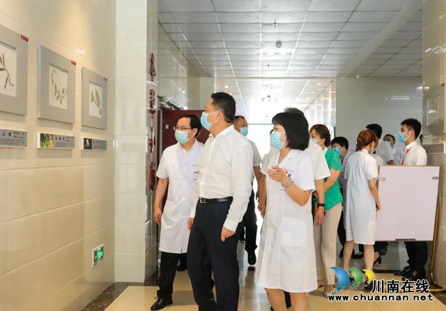 副省长杨兴平在合江县中医医院看望慰问医务工作者(图5) 副省长杨兴平在合江县中医医院看望慰问医务工作者(图5)