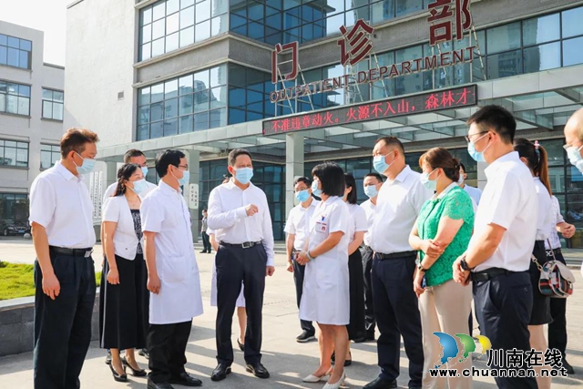 副省长杨兴平在合江县中医医院看望慰问医务工作者(图6) 副省长杨兴平在合江县中医医院看望慰问医务工作者(图6)