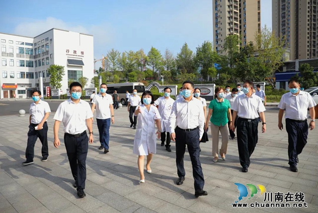 副省长杨兴平在合江县中医医院看望慰问医务工作者(图7) 副省长杨兴平在合江县中医医院看望慰问医务工作者(图7)