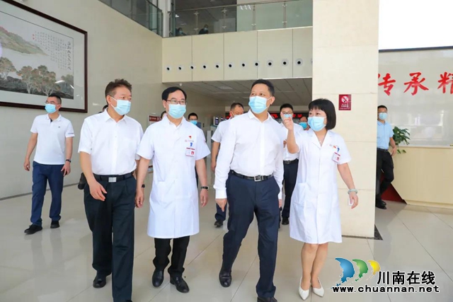 副省长杨兴平在合江县中医医院看望慰问医务工作者(图6) 副省长杨兴平在合江县中医医院看望慰问医务工作者(图6)