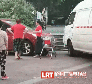 因场地被挡，泸州这群广场舞大妈竟对车辆下手了！(图4)