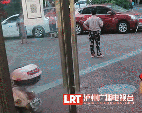 因场地被挡，泸州这群广场舞大妈竟对车辆下手了！(图3)