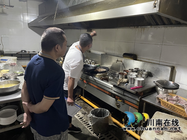 江阳区北城街道城垣社区开展餐饮行业油烟排放安全生产专项检查工作(图2)