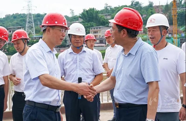 余先河慰问渝昆高铁一线建设者 推动渝昆高铁泸州段高标准高质量建设(图1) 余先河慰问渝昆高铁一线建设者 推动渝昆高铁泸州段高标准高质量建设(图1)
