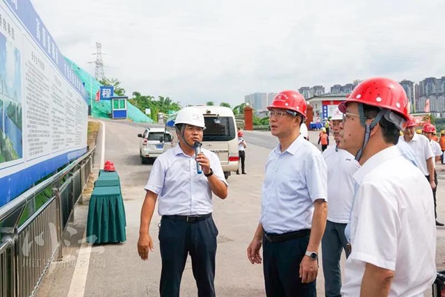余先河慰问渝昆高铁一线建设者 推动渝昆高铁泸州段高标准高质量建设(图2) 余先河慰问渝昆高铁一线建设者 推动渝昆高铁泸州段高标准高质量建设(图2)