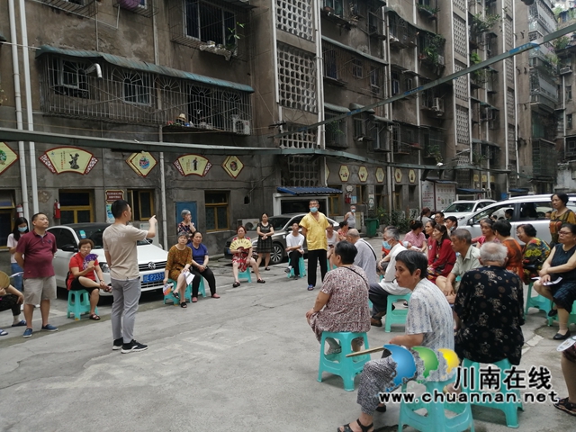 龙马潭区小市街道：专题院坝会听取民意，推进老旧小区改造工作(图1)