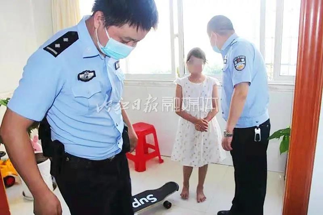“救救我”！隆昌一高楼飘下带字纸巾！警方疾速出击，结果大吃一惊——(图2)