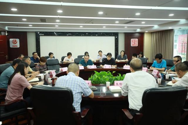 泸州中院民二庭到龙马潭法院专题指导民商事审判工作(图1) 泸州中院民二庭到龙马潭法院专题指导民商事审判工作(图1)