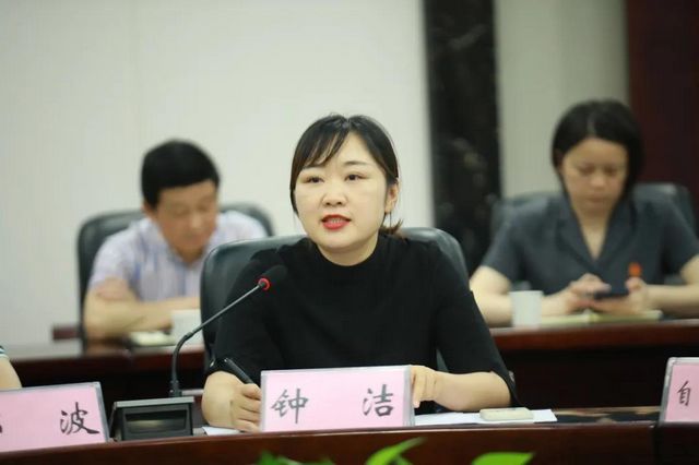 泸州中院民二庭到龙马潭法院专题指导民商事审判工作(图5) 泸州中院民二庭到龙马潭法院专题指导民商事审判工作(图5)