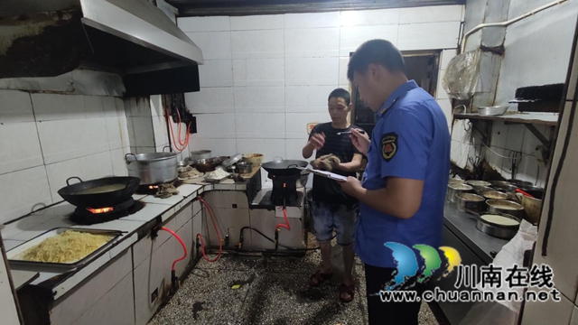 龙马潭区小市街道执法队 “四举措”推动解决餐饮油烟扰民难题(图1)