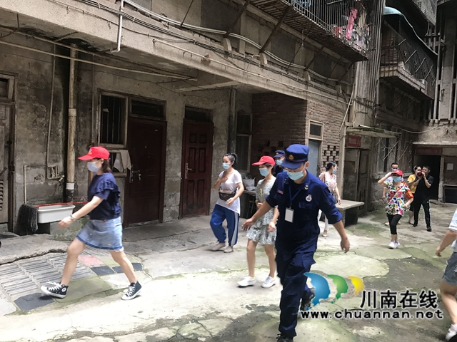龙马潭区小市街道合道街社区开展防汛安全应急演练(图1)