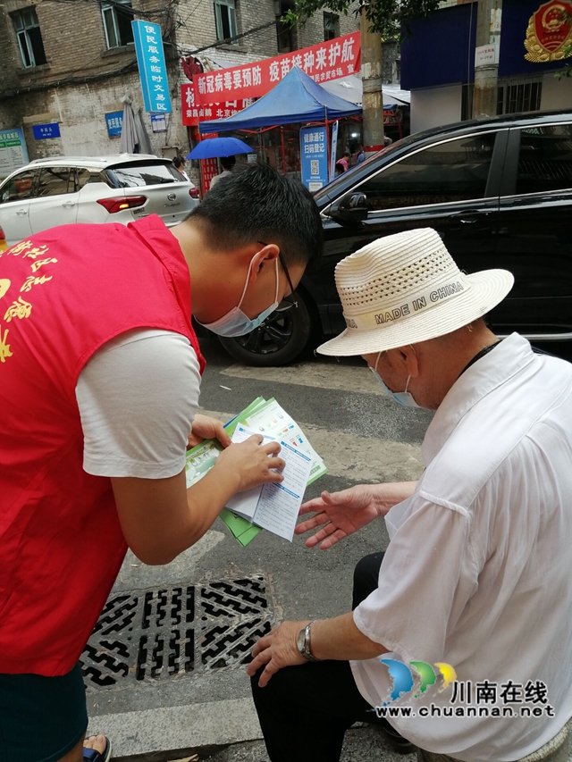 龙马潭区小市街道上大街社区开展垃圾分类宣传活动(图2)