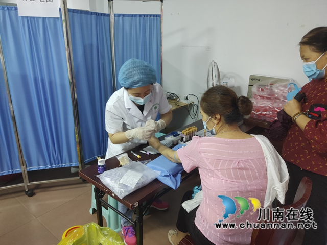 龙马潭区红星街道春晖社区开展“免费体检进小区 健康身体老人享”活动(图2) 龙马潭区红星街道春晖社区开展“免费体检进小区 健康身体老人享”活动(图2)