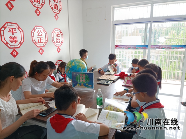 龙马潭区红星街道长桥社区关工委开展“阅读伴我成长”读书活动(图1)