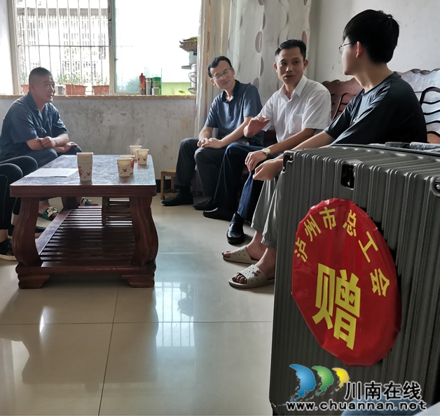四川新火炬公司：金秋助学暖人心，莘莘学子圆梦想(图1)