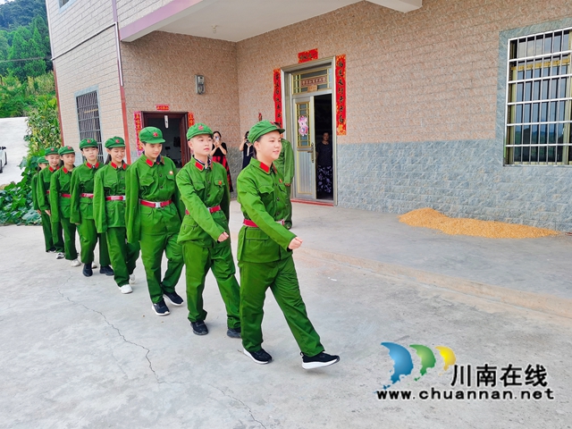泸县得胜小学：师生家长参加“传承红色基因，少先队员在行动——拜访老兵”活动。(图11)