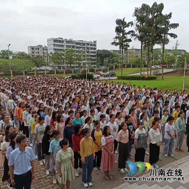 泸州市实验中学分年级举行开学典礼(图2)