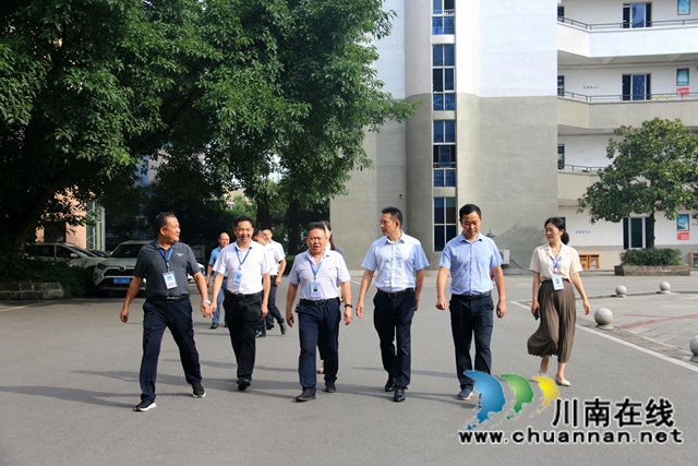 合江县领导到合江中学检查指导开学工作(图1)