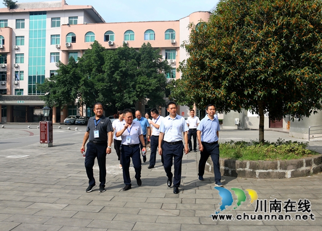 合江县领导到合江中学检查指导开学工作(图7)