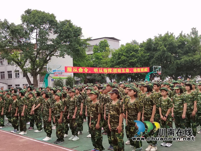 泸县六中举行初一新生军训活动(图3)