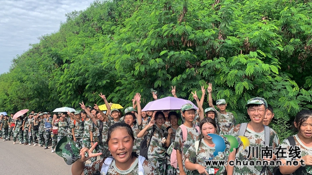 合江中学开展高一新生远足拉练活动(图1)