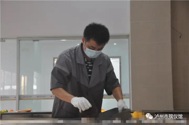 图说｜泸州：高温下坚守岗位的殡葬工作者