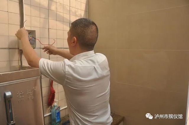图说|泸州:高温下坚守岗位的殡葬工作者(图3) 图说|泸州:高温下坚守岗位的殡葬工作者(图3)