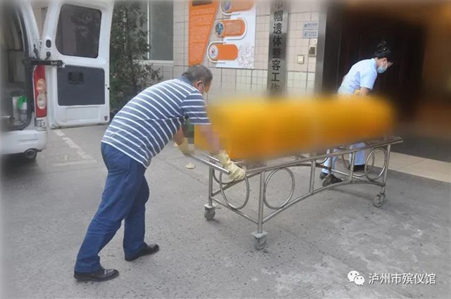 图说|泸州:高温下坚守岗位的殡葬工作者(图4) 图说|泸州:高温下坚守岗位的殡葬工作者(图4)