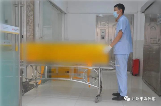 图说|泸州:高温下坚守岗位的殡葬工作者(图5) 图说|泸州:高温下坚守岗位的殡葬工作者(图5)