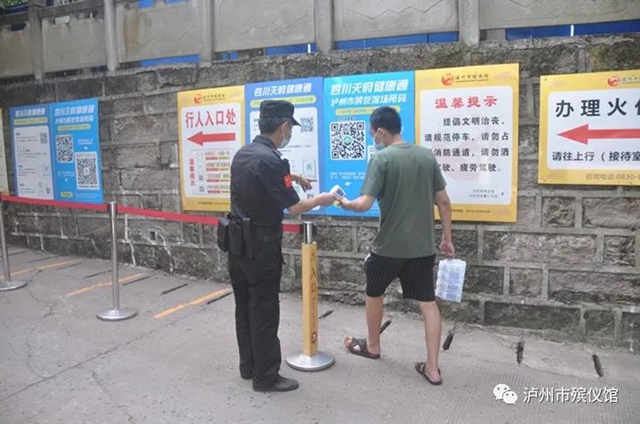 图说|泸州:高温下坚守岗位的殡葬工作者(图7) 图说|泸州:高温下坚守岗位的殡葬工作者(图7)