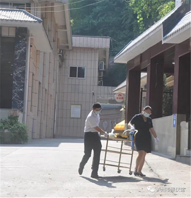 图说|泸州:高温下坚守岗位的殡葬工作者(图8) 图说|泸州:高温下坚守岗位的殡葬工作者(图8)