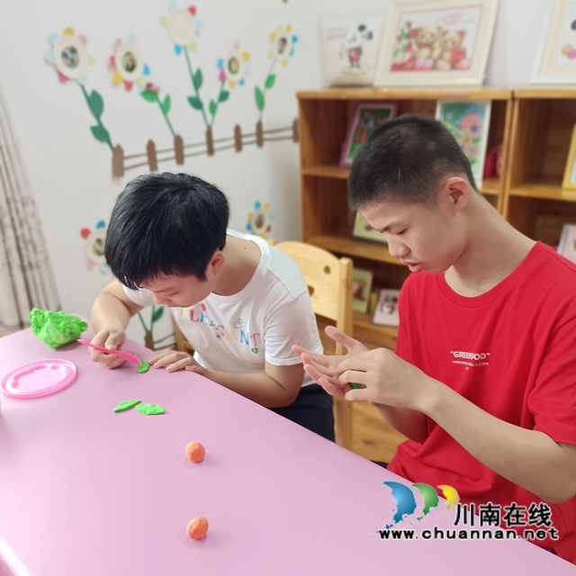 泸州市儿童福利院：残疾孩子手工礼物谢师恩