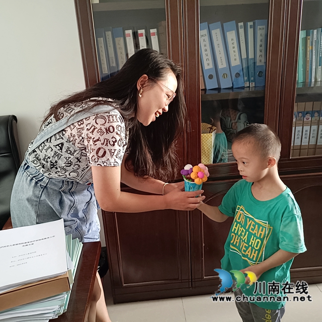 泸州市儿童福利院：残疾孩子手工礼物谢师恩(图2)
