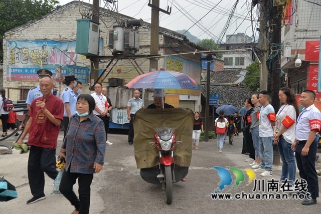 叙永：联合维护秩序，保证孩子平安上学