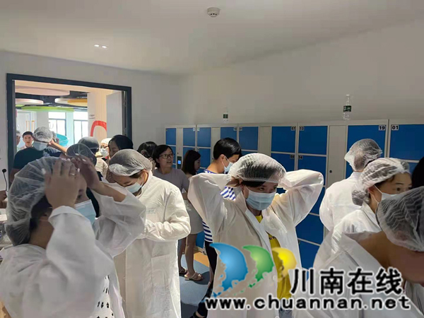 龙马潭区综合行政执法局工会开展“庆中秋•迎国庆手工月饼DIY”活动