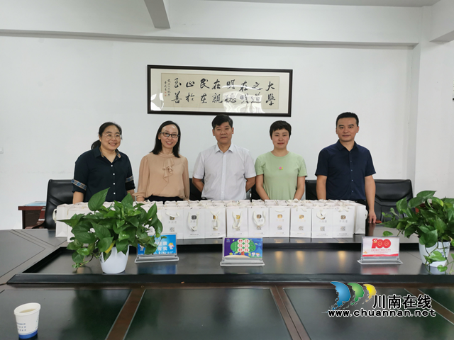 龙马潭区教师发展中心开展教师节慰问活动